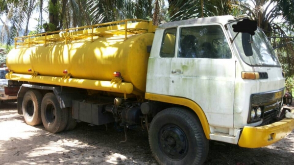 รถอีซูซุ 10 ล้อ บรรทุกน้ำ 175 แรงม้า.  ( ขายไม่มีเล่มทะเบียน. )    สนใจติดต่อ   081 - 6079515