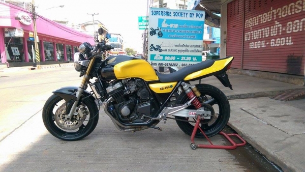 ขายคับ HONDA CB400 ปี93 ของแต่งล้น สีสวย ท่อแต่ง JMCA บังโคลนหน้าแต่ง ไฟเลี้ยวแต่ง กันล้ม โซ่สเตอเต็ม แฮนด์บาร์ กระจกแต่ง อินวอยส์ สรรพสามิตร สวยๆ คับ ราคา 55000 บาท ส่งได้ทั่วไทยคับ สนใจติดต่อ 081-0578282 FACEBOOK POP BIGBIKE SAKONNAKHON ไอดีไลน์ POPBIGB