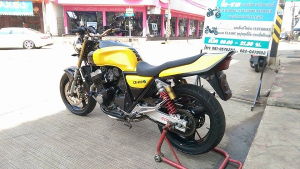 ขายคับ HONDA CB400 ปี93 ของแต่งล้น สีสวย ท่อแต่ง JMCA บังโคลนหน้าแต่ง ไฟเลี้ยวแต่ง กันล้ม โซ่สเตอเต็ม แฮนด์บาร์ กระจกแต่ง อินวอยส์ สรรพสามิตร สวยๆ คับ ราคา 55000 บาท ส่งได้ทั่วไทยคับ สนใจติดต่อ 081-0578282 FACEBOOK POP BIGBIKE SAKONNAKHON ไอดีไลน์ POPBIGB