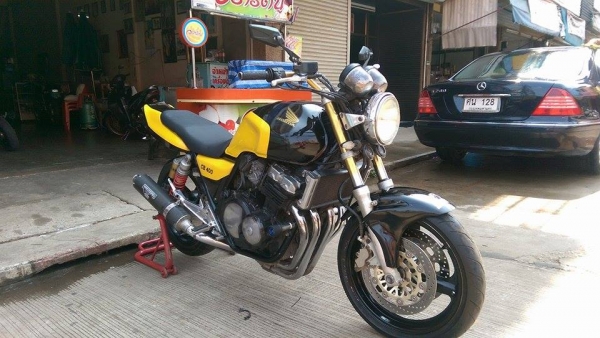 ขายคับ HONDA CB400 ปี93 ของแต่งล้น สีสวย ท่อแต่ง JMCA บังโคลนหน้าแต่ง ไฟเลี้ยวแต่ง กันล้ม โซ่สเตอเต็ม แฮนด์บาร์ กระจกแต่ง อินวอยส์ สรรพสามิตร สวยๆ คับ ราคา 55000 บาท ส่งได้ทั่วไทยคับ สนใจติดต่อ 081-0578282 FACEBOOK POP BIGBIKE SAKONNAKHON ไอดีไลน์ POPBIGB