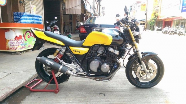 ขายคับ HONDA CB400 ปี93 ของแต่งล้น สีสวย ท่อแต่ง JMCA บังโคลนหน้าแต่ง ไฟเลี้ยวแต่ง กันล้ม โซ่สเตอเต็ม แฮนด์บาร์ กระจกแต่ง อินวอยส์ สรรพสามิตร สวยๆ คับ ราคา 55000 บาท ส่งได้ทั่วไทยคับ สนใจติดต่อ 081-0578282 FACEBOOK POP BIGBIKE SAKONNAKHON ไอดีไลน์ POPBIGB