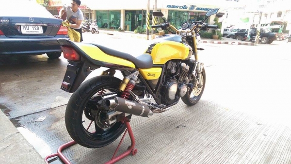 ขายคับ HONDA CB400 ปี93 ของแต่งล้น สีสวย ท่อแต่ง JMCA บังโคลนหน้าแต่ง ไฟเลี้ยวแต่ง กันล้ม โซ่สเตอเต็ม แฮนด์บาร์ กระจกแต่ง อินวอยส์ สรรพสามิตร สวยๆ คับ ราคา 55000 บาท ส่งได้ทั่วไทยคับ สนใจติดต่อ 081-0578282 FACEBOOK POP BIGBIKE SAKONNAKHON ไอดีไลน์ POPBIGB