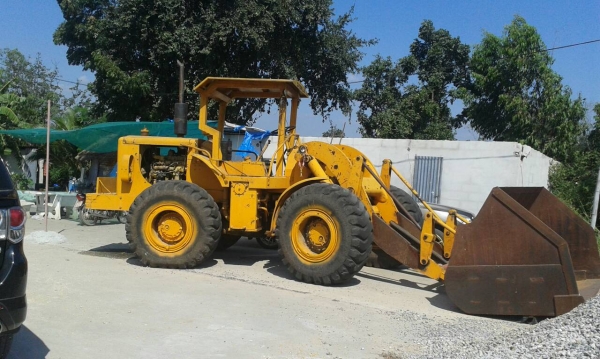 ขายรถตัก CAT 950 บุ้งกี๋ใหญ่แขนยาวทำเครื่องใหม่แล้ว อย่างอื่นใช้งานปกติต้องซ่อมระบบเลี้ยวนิดหน่อยก็ใช้ได้เลย