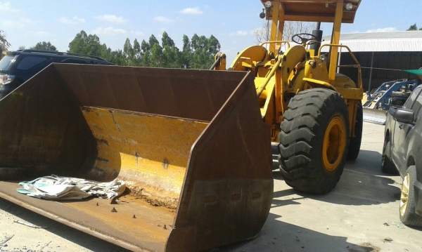 ขายรถตัก CAT 950 บุ้งกี๋ใหญ่แขนยาวทำเครื่องใหม่แล้ว อย่างอื่นใช้งานปกติต้องซ่อมระบบเลี้ยวนิดหน่อยก็ใช้ได้เลย