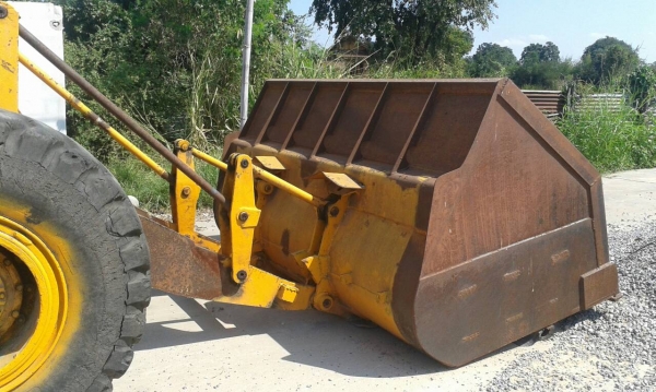 ขายรถตัก CAT 950 บุ้งกี๋ใหญ่แขนยาวทำเครื่องใหม่แล้ว อย่างอื่นใช้งานปกติต้องซ่อมระบบเลี้ยวนิดหน่อยก็ใช้ได้เลย