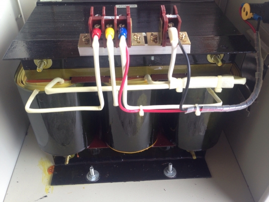 ขายหม้อแปลงไฟฟ้า เข้า 380V ออก 220V รับแรงดัน 10 Kva / 15 Kva สภาพสวย พร้อมใช้งาน มีหลายชุดครับ ขายหม้อแปลงไฟฟ้า เข้า 380V ออก 220V รับแรงดัน 10 Kva / 15 Kva สภาพสวย พร้อมใช้งาน มีหลายชุดครับ