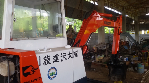 ขายรถขุดเล็ก KUBOTA KH-90 PC35 เครื่องดี ปั้มดี ระบบดี มีหัวเก๋งสภาพพร้อมใช้งาน มีใบอินวอย พร้อมจดทะเบียน ราคา 280,000 สนใจติดต่อ 083-3436937 กิตติศักดิ์ line:mjkodream