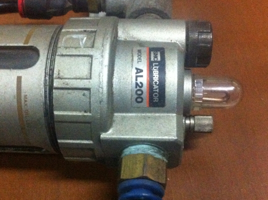 ขุดดักน้ำดักฝุ่นและตัวจ่ายฝอยน้ำมันเข้าระบบลมพร้อมตัวปรับแรงดันลม