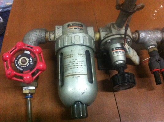 ขุดดักน้ำดักฝุ่นและตัวจ่ายฝอยน้ำมันเข้าระบบลมพร้อมตัวปรับแรงดันลม