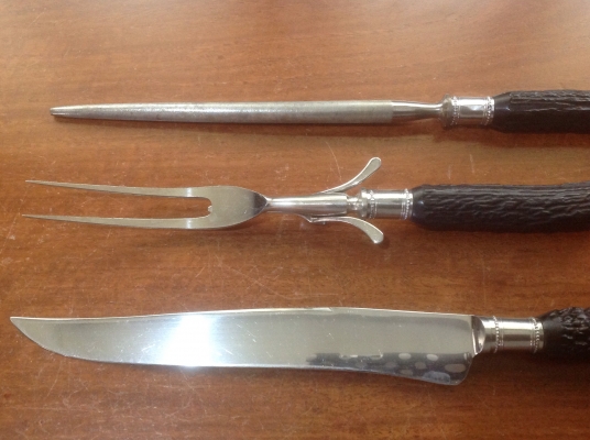 ขายชุดมีด Vintage ประกอบไปด้วยมีด ส้อม หินลับมีด ด้ามทำจากเขาสัตว์