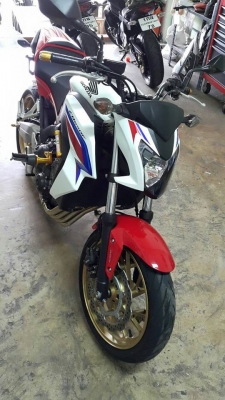 CB 650 F ปี 14 สีไตร วิ่ง 8,xxx ของแต่พอมีครับ สดมากเครื่องสมบูรณ์สุด