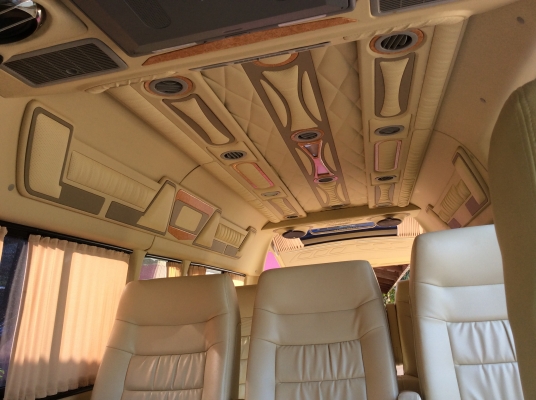 ขายรถตู้ Toyota ปี2006 แต่งVIP