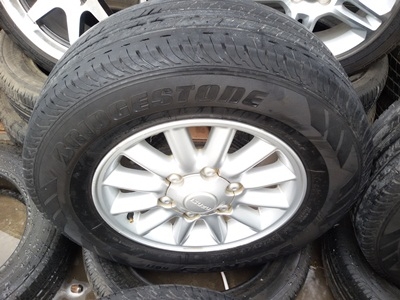 ขายล้อISUZU ขอบ15 12ก้านพร้อมยาง215/70/15  4 ล้อ
