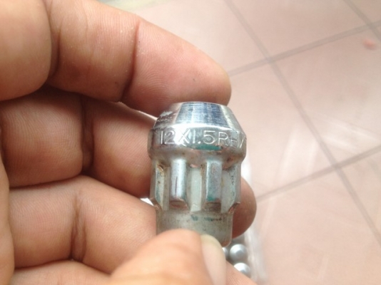 น็อตล้อญี่ปุ่นเกลียว1จุด5ครบชุดพร้อมน็อตกันขโมยบ๊อกครบของเก่าญี่ปุ่นเเท้