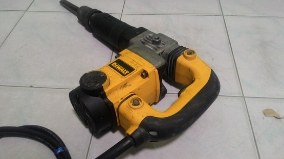 เครื่องสกัดคอนกรีตไฟฟ้า ดีวอลล์ รุ่น 25580 ขนาด 1050 W สภาพพร้อมใช้งาน มีดอกสกัดใหม่ๆ แถมให้ใช้งานครับ