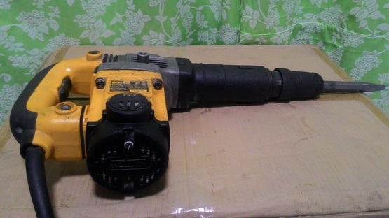 เครื่องสกัดคอนกรีตไฟฟ้า ดีวอลล์ รุ่น 25580 ขนาด 1050 W สภาพพร้อมใช้งาน มีดอกสกัดใหม่ๆ แถมให้ใช้งานครับ