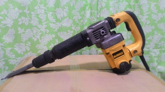 เครื่องสกัดคอนกรีตไฟฟ้า ดีวอลล์ รุ่น 25580 ขนาด 1050 W สภาพพร้อมใช้งาน มีดอกสกัดใหม่ๆ แถมให้ใช้งานครับ