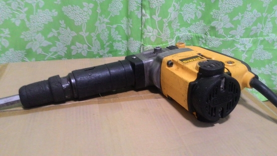 เครื่องสกัดคอนกรีตไฟฟ้า ดีวอลล์ รุ่น 25580 ขนาด 1050 W สภาพพร้อมใช้งาน มีดอกสกัดใหม่ๆ แถมให้ใช้งานครับ