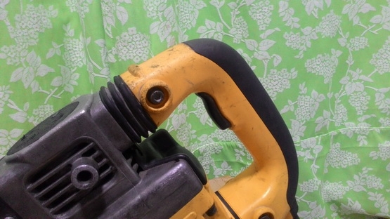 เครื่องสกัดคอนกรีตไฟฟ้า ดีวอลล์ รุ่น 25580 ขนาด 1050 W สภาพพร้อมใช้งาน มีดอกสกัดใหม่ๆ แถมให้ใช้งานครับ