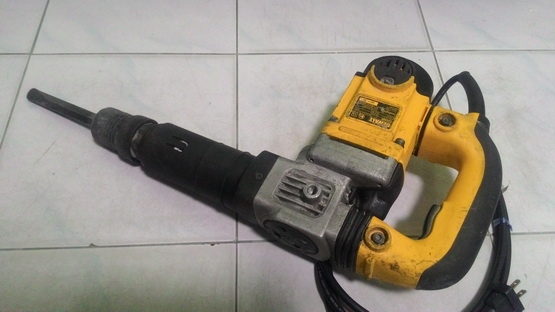 เครื่องสกัดคอนกรีตไฟฟ้า ดีวอลล์ รุ่น 25580 ขนาด 1050 W สภาพพร้อมใช้งาน มีดอกสกัดใหม่ๆ แถมให้ใช้งานครับ