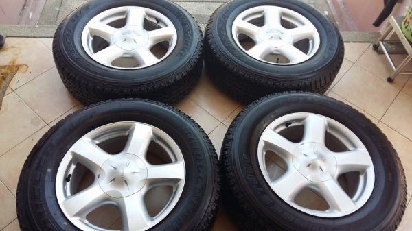 ขายล้อแม็กพร้อมยางถอดป้ายแดง dmax 17" ยางปี15 สนใจติดต่อเล็กคลองสามครับ 081-3747940