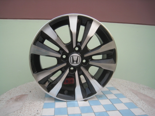 ขายล้อแม็ก Honda city 15"x5.5" et45 4รู100 สีดำหน้าเงา สนใจติดต่อเล็กคลองสามครับ 081-3747940