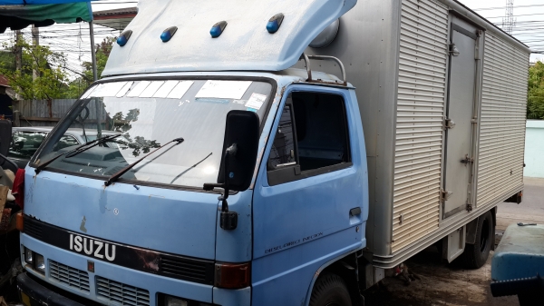 ขาย6ล้อ อีซูซุNPR 115 แรงม้า เครื่อง4BD1 ยาว5 เมตร พวงมาลัยพาวเวอร์ มีแอร์ ยางสวยๆ6เส้น ชัสซีสวยๆ เครื่องดีๆพื้นเก๋งผุ3จุด