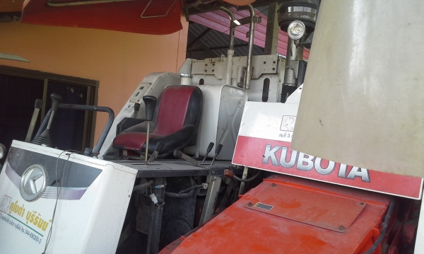 ราคา295000บาทขายรถเกี่ยวคูโบต้า 68 อุ้ม ปี53 สภาพพร้อมใช้ เครื่องดี เกียรดี ระบบไฮดรอริกดี ปากดี คอดี เอาเป็นว่าพร้อมใช้เลยคับ ราคา295000บาทขายรถเกี่ยวคูโบต้า 68 อุ้ม ปี53 สภาพพร้อมใช้ เครื่องดี เกียรดี ระบบไฮดรอริกดี ปากดี คอดี เอาเป็นว่าพร้อมใช้เลยคับ