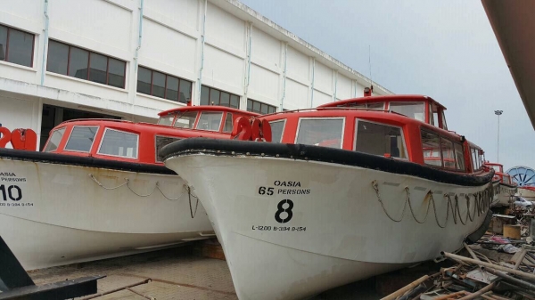 มีอยู่4ลำ กว้าง 2.80  ยาว 15 เมตร 65 ที่นั่ง เครื่องยี่ห้อ  seat 250แรงม้า  ใบพัดคู่ ใช้งานได้เรยยยย ลำละ900000 โทร 0819345226 โทร 091-4144233