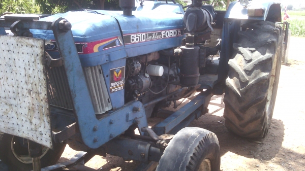 ขายรถไถฟอร์ดเสื้อลายพร้อมลุยงานหนักเอกสารพร้อมจดทะเบียนโอน330000บาท