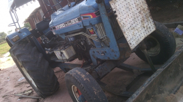 ขายรถไถฟอร์ดเสื้อลายพร้อมลุยงานหนักเอกสารพร้อมจดทะเบียนโอน330000บาท