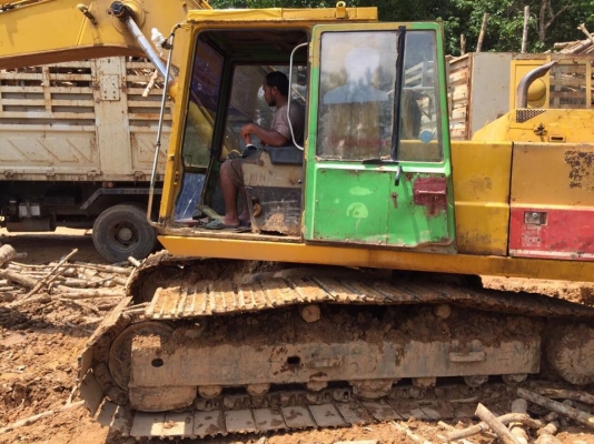 PC200-3 คอนโทนสั้น เครื่องดีแน่น ปั้มดีแรง แผ่นสวยแต่โซ่ไม่ค่อยสวย บาง