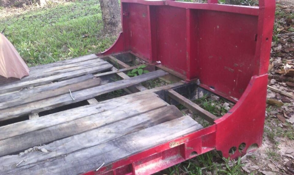 กระบะท้ายลาดบรรทุกรถใหญ่ ยกจากรถ10 ล้อ สภาพดีใช้ได้ ไม้ปูไม่ค่อยสวย