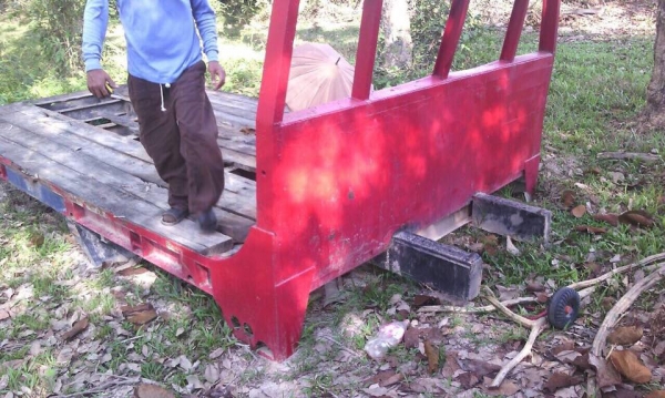 กระบะท้ายลาดบรรทุกรถใหญ่ ยกจากรถ10 ล้อ สภาพดีใช้ได้ ไม้ปูไม่ค่อยสวย