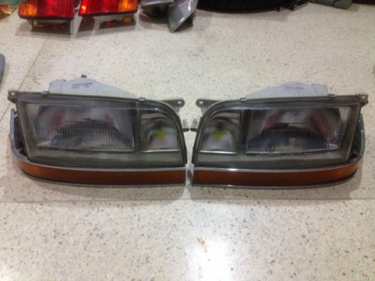 ไฟหน้าพร้อมไฟหรี่ TOYOTA HIACE ของเก่าญี่ปุ่นเเท้สภาพสวย