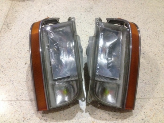 ไฟหน้าพร้อมไฟหรี่ TOYOTA HIACE ของเก่าญี่ปุ่นเเท้สภาพสวย