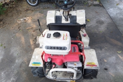 ขาย รถตัดหญ้านั่งขับ เครื่ิอง 11 แรง  14  แรง นำเข้าจากญี่ปุ่น มี 2 คัน คันละ 48,000 สภาพพร้อมใช้งาน