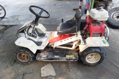 ขาย รถตัดหญ้านั่งขับ เครื่ิอง 11 แรง  14  แรง นำเข้าจากญี่ปุ่น มี 2 คัน คันละ 48,000 สภาพพร้อมใช้งาน