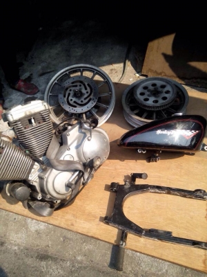 ขาย เครื่องฮาเล่883 ปี2002 พร้อมอินวอยเครื่อง พร้อมชุดไฟครบชุดและอุปกรณ์หลายรายการรวมทั้งหมด ราคา 95,000