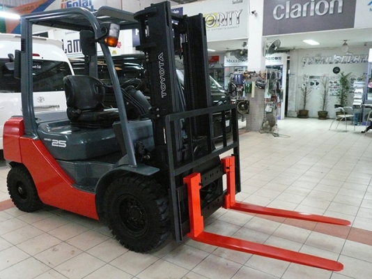 ขายรถโฟล์คลิฟท์มือสอง toyota รุ่น 8FGL25 ราคา 355,000 บาท นำเข้าจากประเทศญี่ปุ่น 100\% ไม่เคยใช้งานในไทย