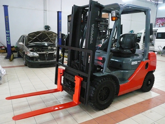 ขายรถโฟล์คลิฟท์มือสอง toyota รุ่น 8FGL25 ราคา 355,000 บาท นำเข้าจากประเทศญี่ปุ่น 100\% ไม่เคยใช้งานในไทย