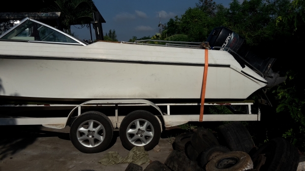ขายเรือเร็วพร้อมเทเลอร์21ฟุต พร้อมเครื่องเมอร์คิวรี่ 225 แรง ขาย 250000 บาท