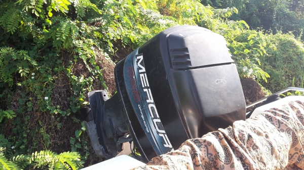 ขายเรือเร็วพร้อมเทเลอร์21ฟุต พร้อมเครื่องเมอร์คิวรี่ 225 แรง ขาย 250000 บาท