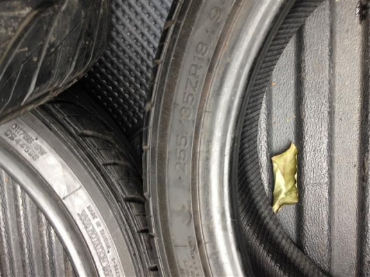 ขายยาง เก่าเอาไปใส่เล่น พอได้  700 ,บาท