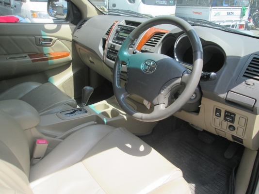 ขายToyota Fortuner 3.0V AT TOP ปลายปี08.  อ.ว.ท.ม.เพาเวอร์ ไฟฟ้า AIRBAG-ABS เบาะหนังแท้ ขับเคลื่อน2ล้อ เครื่อง3.0Vดีเซล เกียร์ออโต้ ใช้น้อย120,000โลแท้ เช็คศูนย์ มีประกันชั้น1 ไม่เคยเฉี่ยวชน สภาพดีมาก ขาย630,000  T.02-4133976,02-4552172,097-2425087