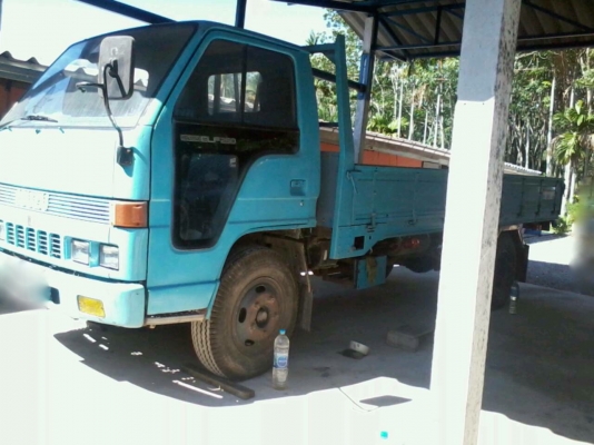 รถอีซูซุ 6 ล้อ หลังถนน  110 แรงม้า.   สนใจติดต่อ 081 - 6079515