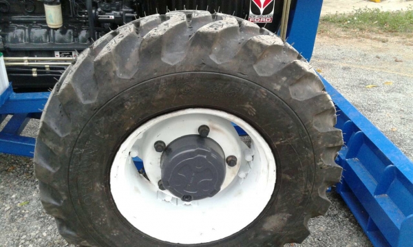 ขายฟอร์ด 7840 สองเพาคาราโร่หกสูบ เกียร์กลาง 8 &times; 2 เล่มทะเบียน ดันหน้าหางสี่ไครเฮงหลี