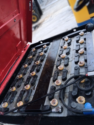 ขายโฟล์คลิฟ แบตเตอร์รี่ NISSAN ยก2.5ตัน 6 เมตร แถมตู้ชาร์จให้ฟรี 199,000 บาท 094-4267888 จะเด็ด