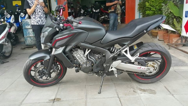 CB 650 F ปี 14 สีดำ วิ่ง 2,xxx ของแต่พอมีครับ สดมากเครื่องสมบูรณ์สุดๆ น่าใช้มาก