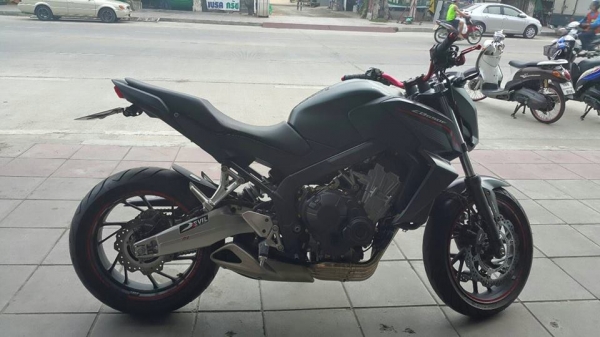 CB 650 F ปี 14 สีดำ วิ่ง 2,xxx ของแต่พอมีครับ สดมากเครื่องสมบูรณ์สุดๆ น่าใช้มาก